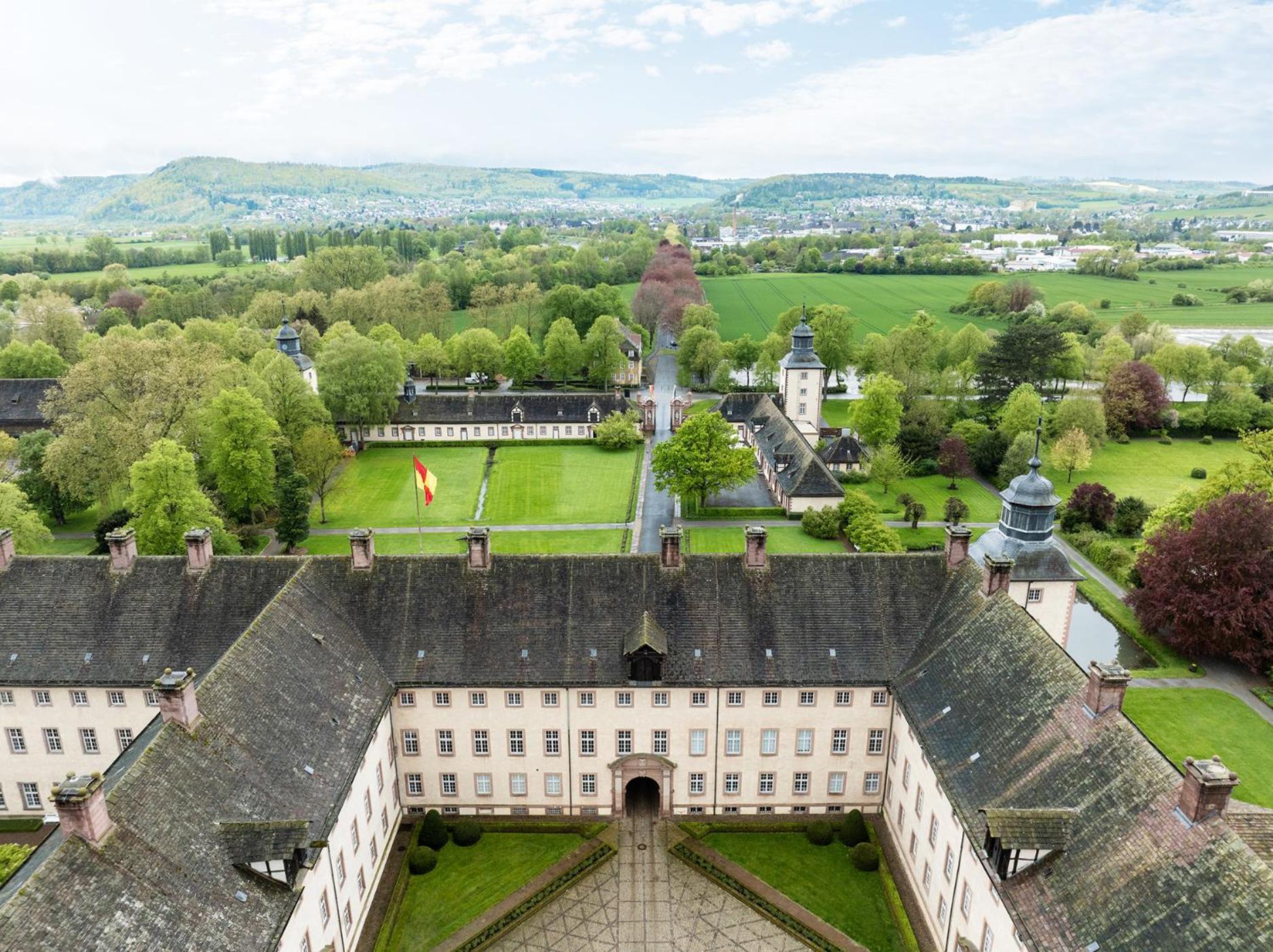 Luxus Wohnen Im Schloss Corvey Fuer 1-6 Gaeste Im Unesco Weltkulturerbe Hoexter Weserbergland Free W-Lan Parken Netflix Fuer Familien Paare Und Geschaeftsreisende Inkl Handtuecher Seife Nintendo Switch Uvm المظهر الخارجي الصورة