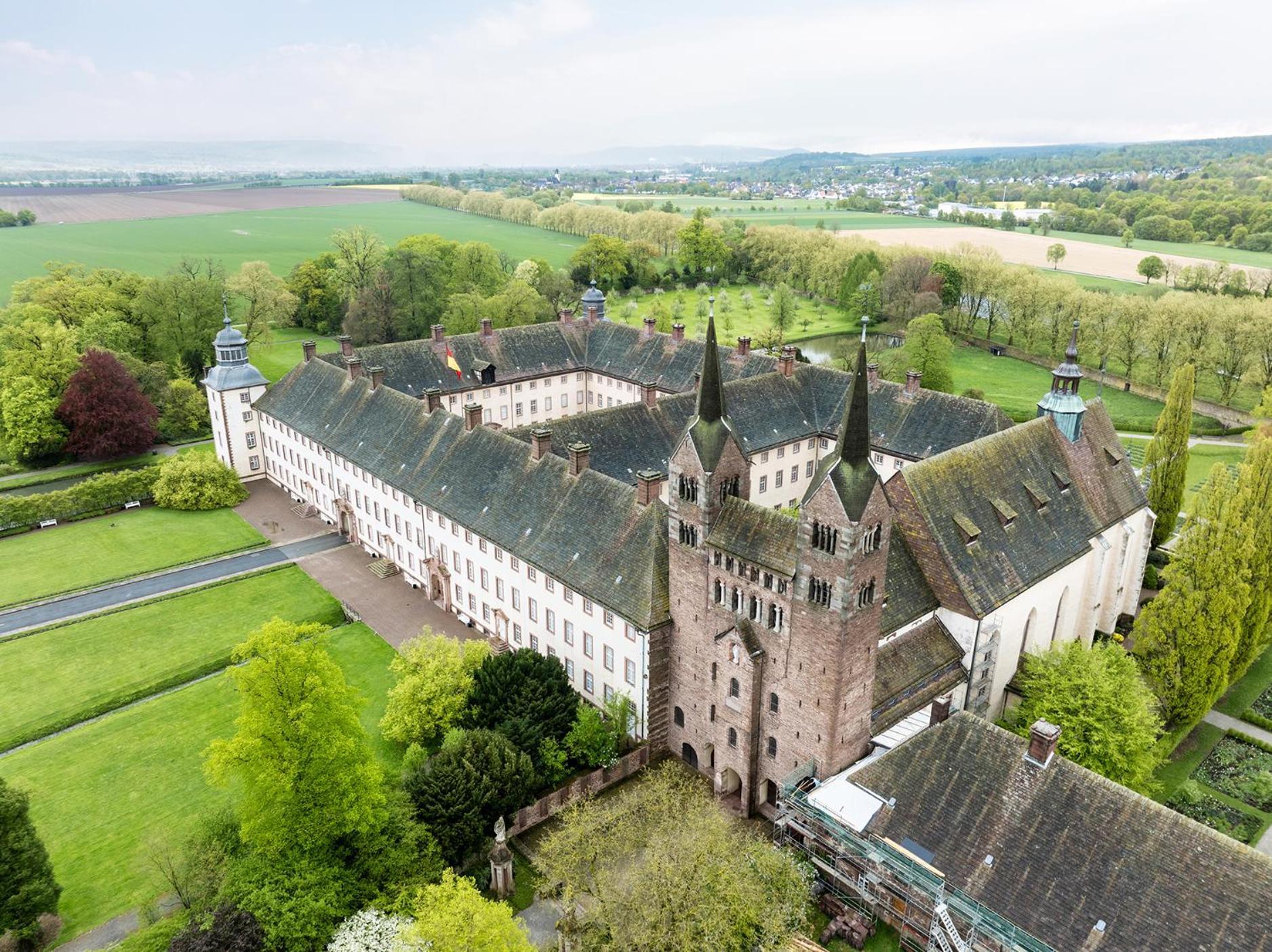 Luxus Wohnen Im Schloss Corvey Fuer 1-6 Gaeste Im Unesco Weltkulturerbe Hoexter Weserbergland Free W-Lan Parken Netflix Fuer Familien Paare Und Geschaeftsreisende Inkl Handtuecher Seife Nintendo Switch Uvm المظهر الخارجي الصورة